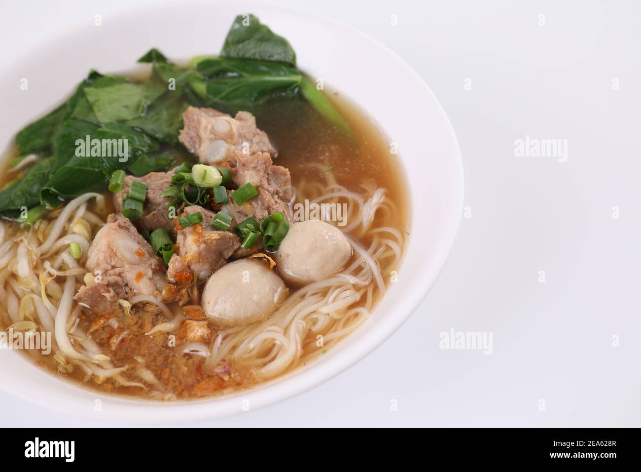 Cuisine thaïlandaise locale, Noodle avec boule de viande et porc isolé dans fond blanc Banque D'Images