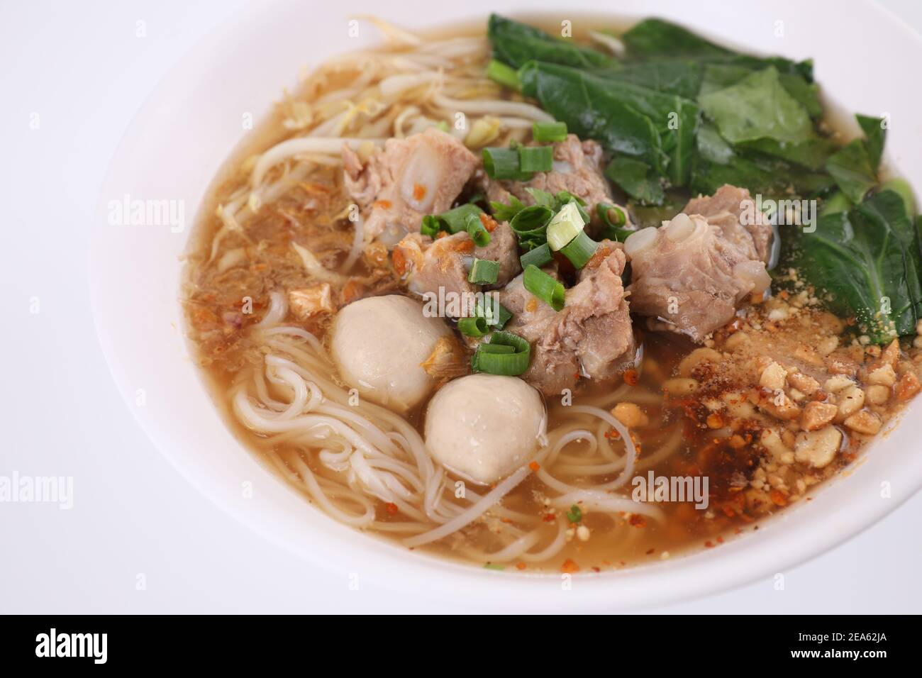 Cuisine thaïlandaise locale, Noodle avec boule de viande et porc isolé dans fond blanc Banque D'Images