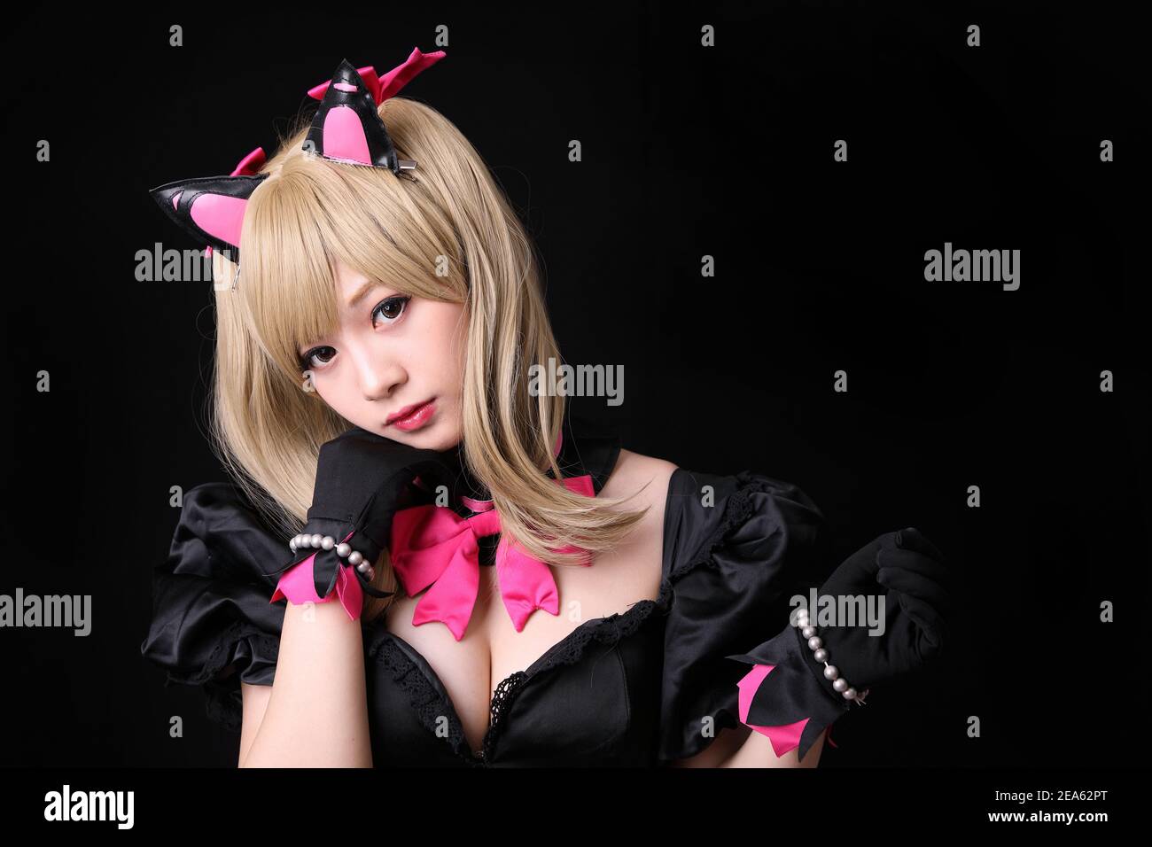 Portrait de la fille japonaise anime cosplay isolée dans fond noir Banque D'Images