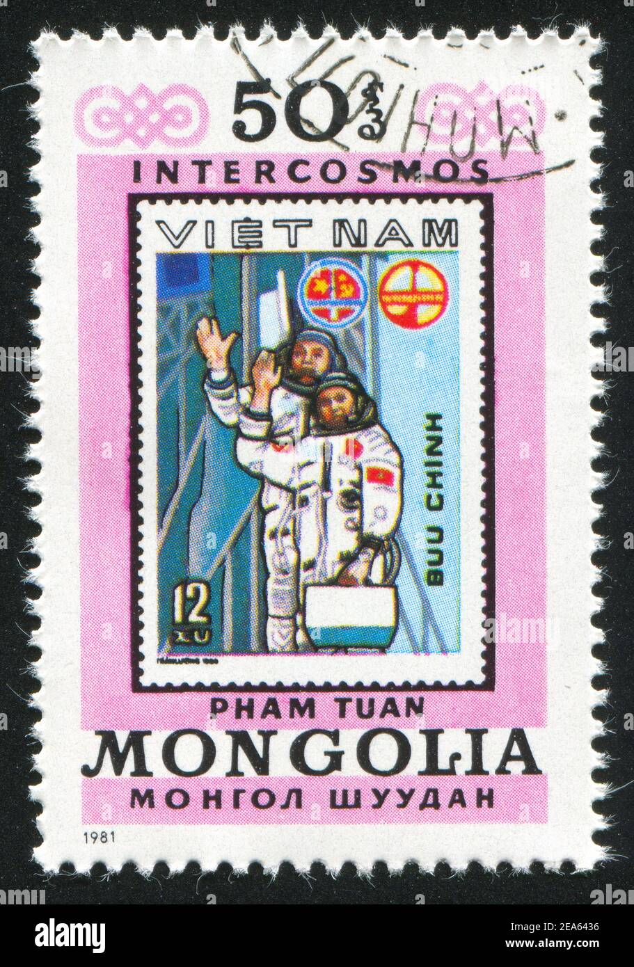 MONGOLIE - VERS 1981: Timbre imprimé par la Mongolie, montre les cosmonautes du Vietnam, vers 1981 Banque D'Images