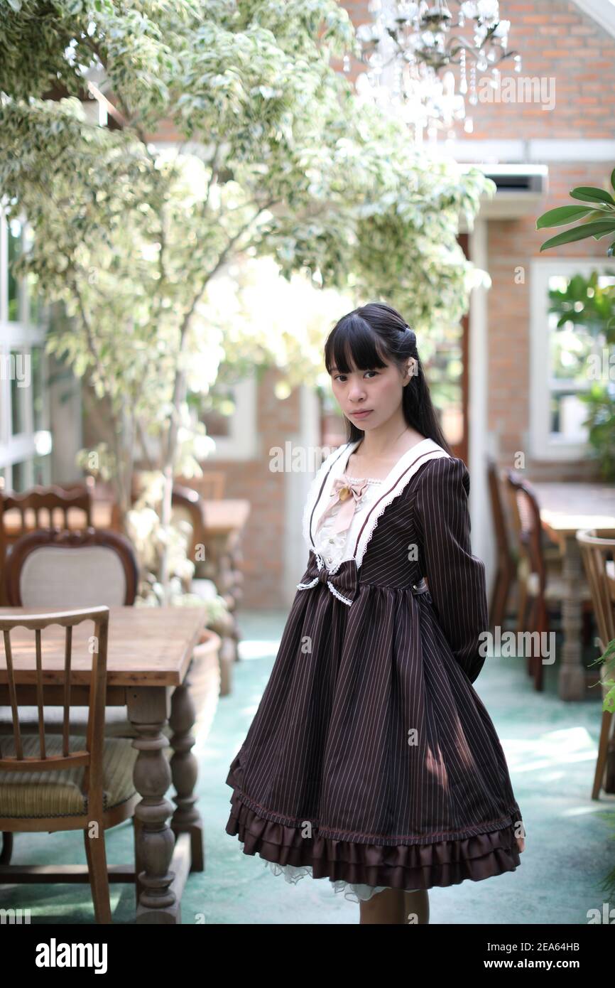 Portrait de fille asiatique avec fond de fleurs violettes Banque D'Images