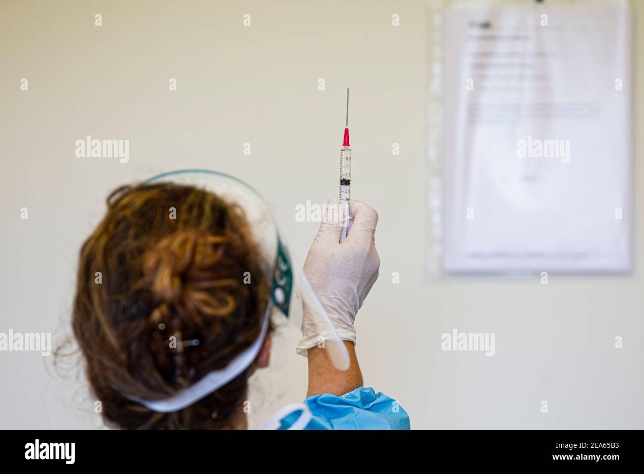 Début de la vaccination des personnes âgées, Espagne. ABEL F. ROS/AALAMONY Banque D'Images