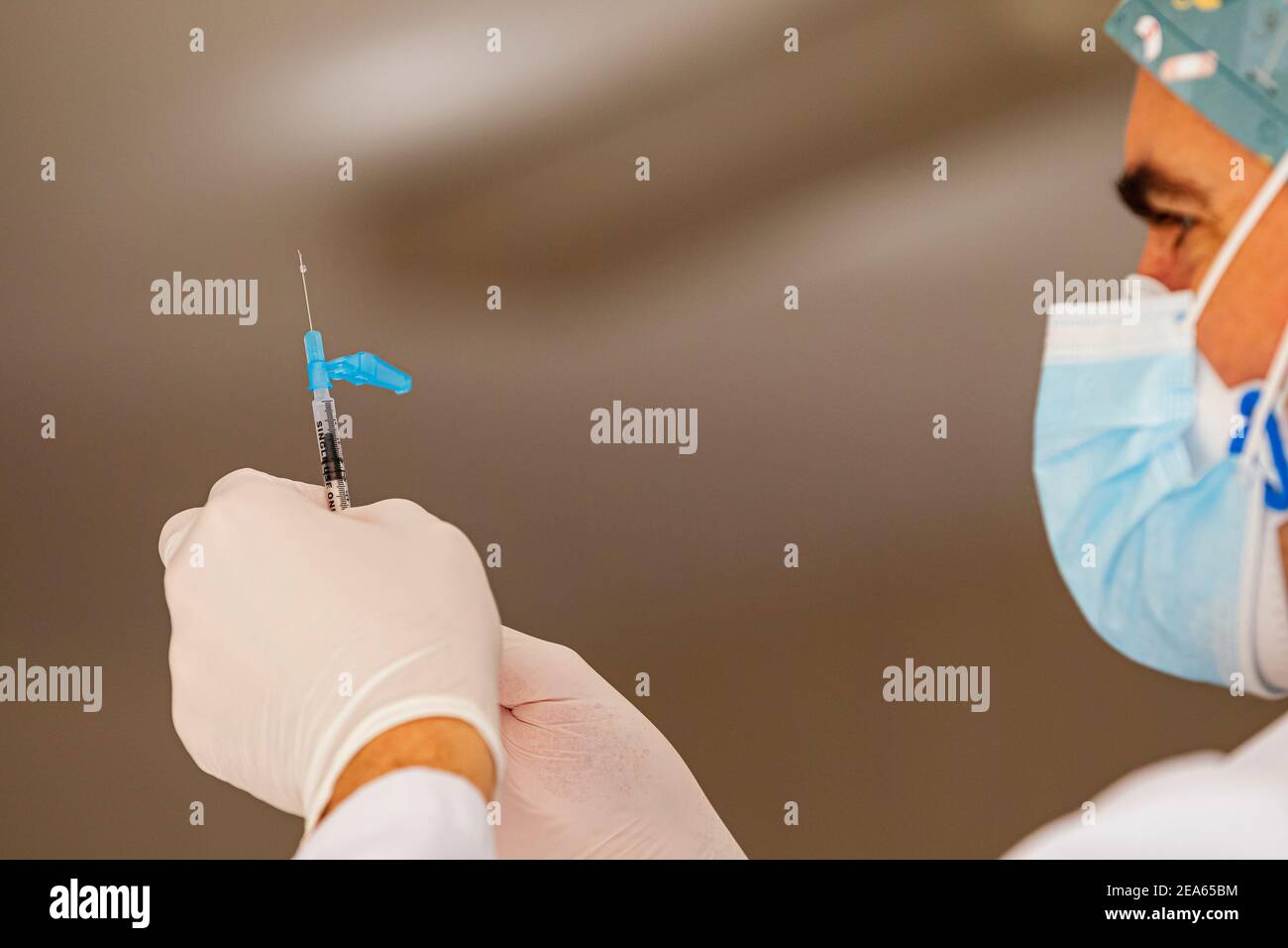 Début de la vaccination des personnes âgées, Espagne. ABEL F. ROS/AALAMONY Banque D'Images