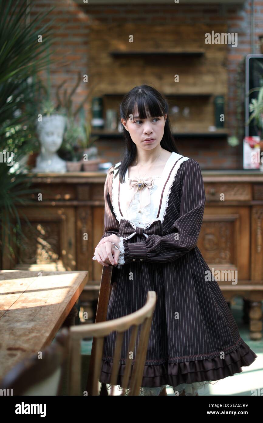 Portrait de fille asiatique avec fond de fleurs violettes Banque D'Images