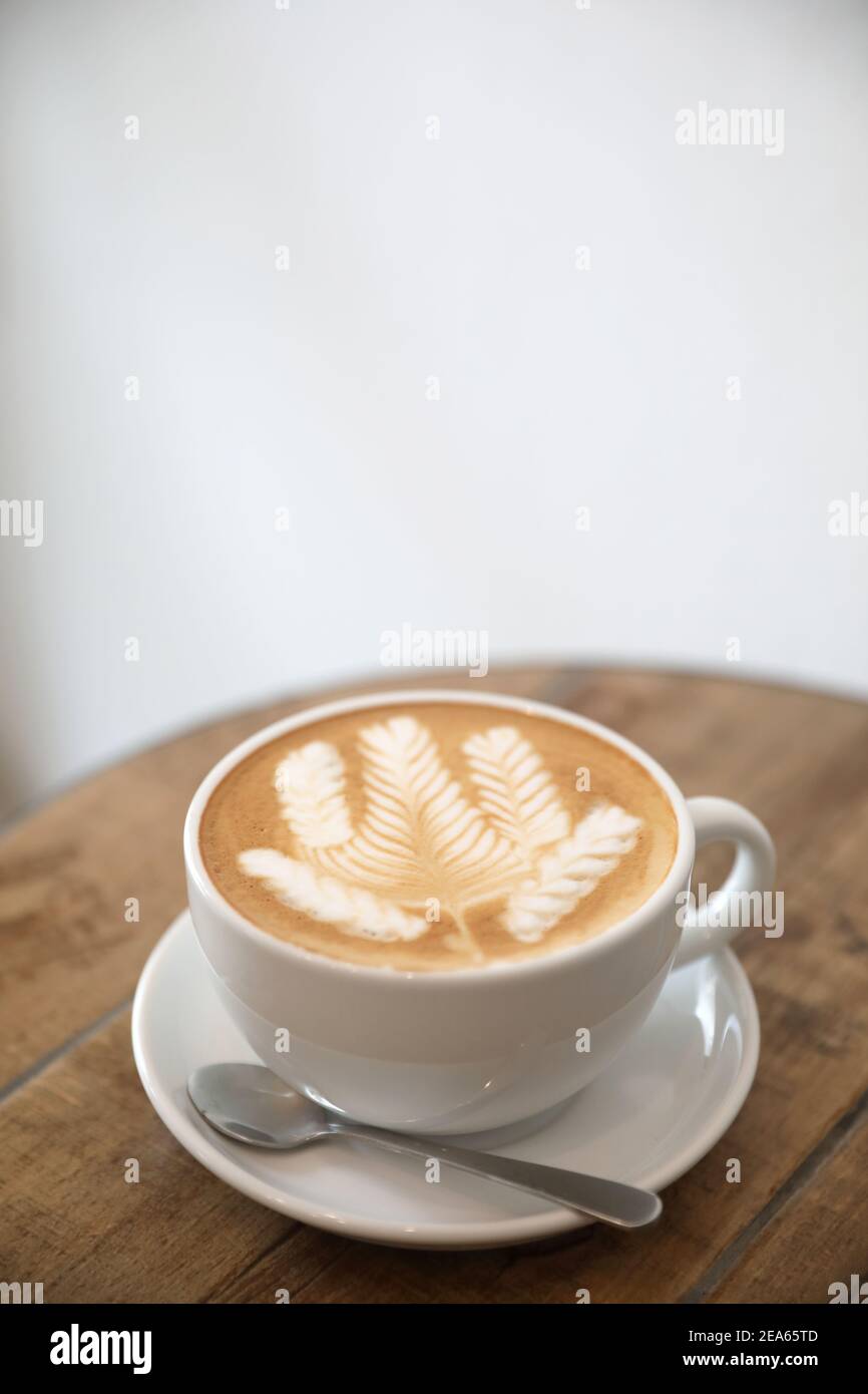 Cappuccino ou Café Latte art fait à partir de lait sur la table en bois dans la région de coffee shop Banque D'Images