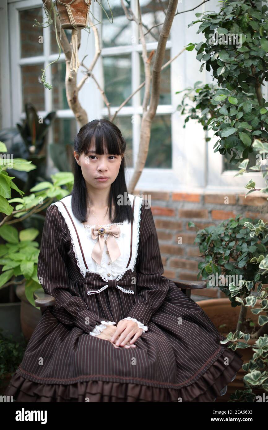 Portrait de fille asiatique avec fond de fleurs violettes Banque D'Images