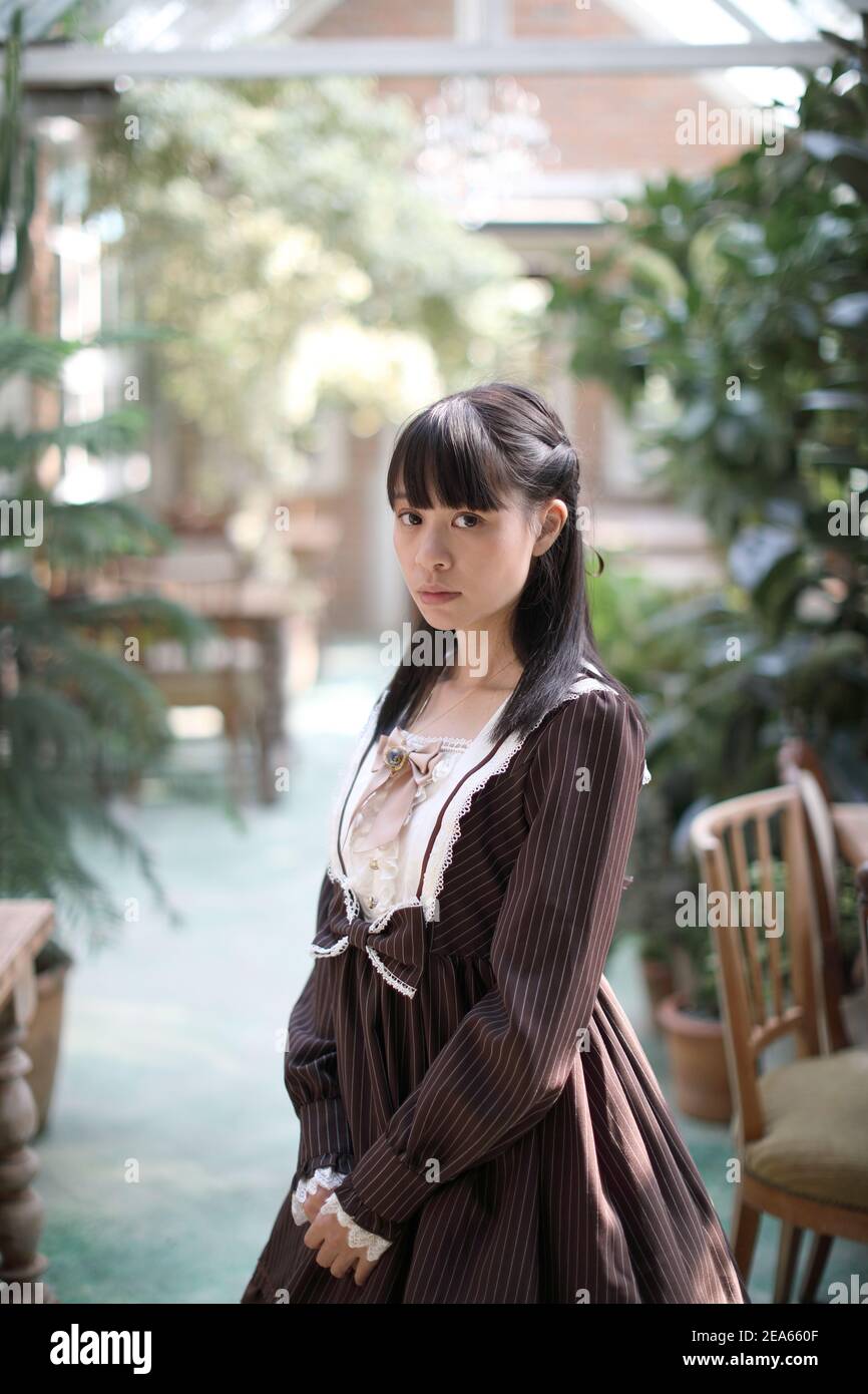 Portrait de fille asiatique avec fond de fleurs violettes Banque D'Images