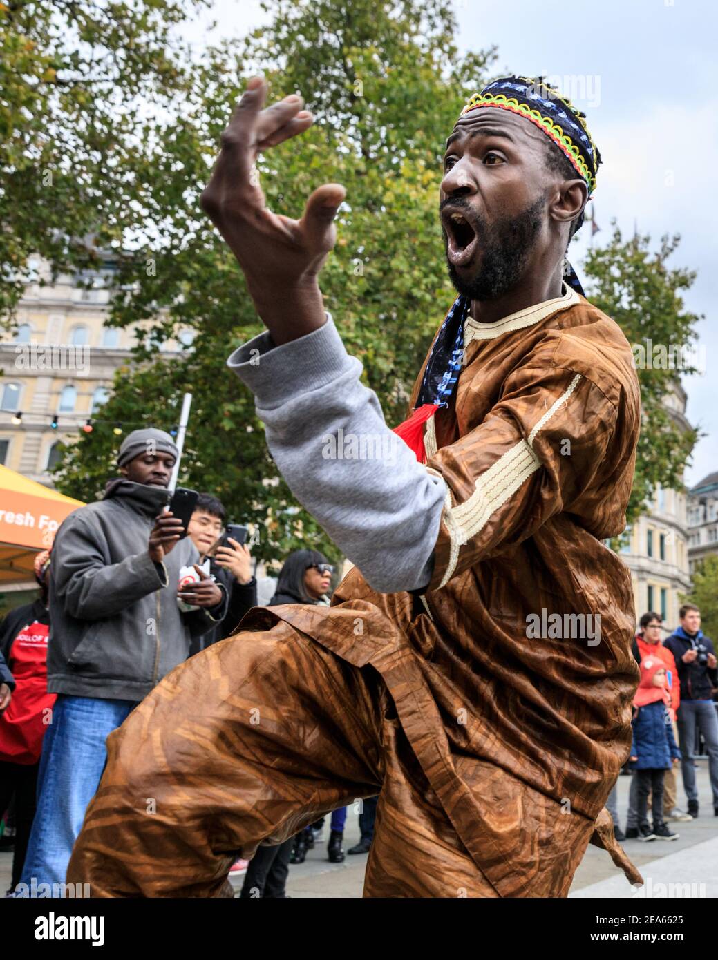 Des danseurs africains en costumes colorés se produisent à 'Africa on the Square', Trafalgar Square, Londres Banque D'Images