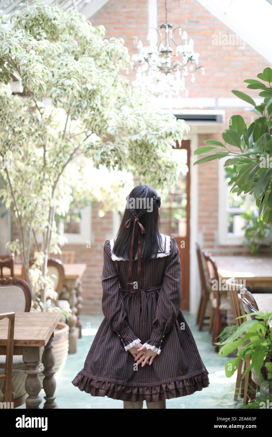 Portrait de fille asiatique avec fond de fleurs violettes Banque D'Images