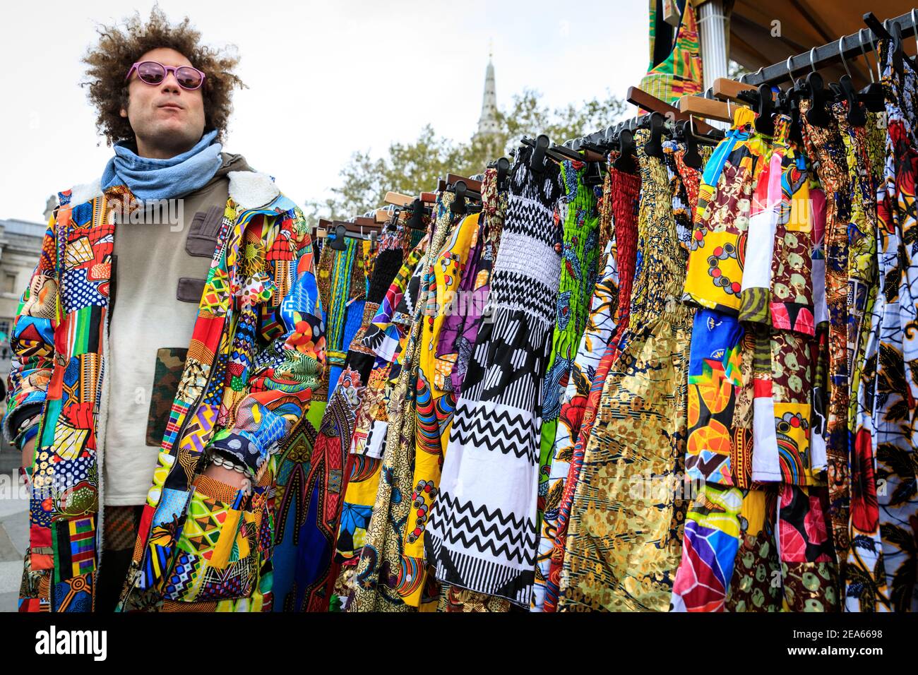 Des motifs et des vêtements africains stallent à 'Africa on the Square', Trafalgar Square, Londres Banque D'Images
