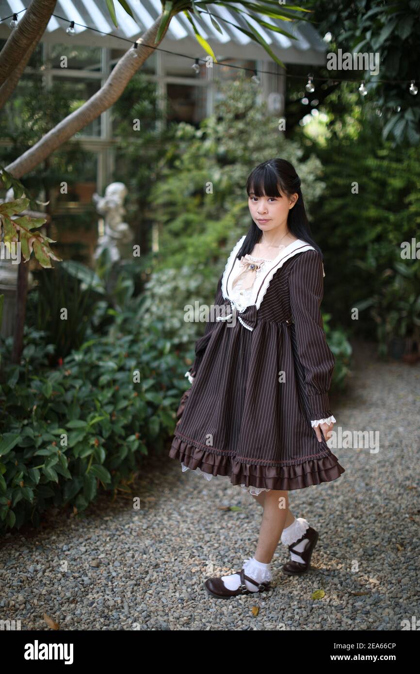 Portrait de fille asiatique avec fond de fleurs violettes Banque D'Images