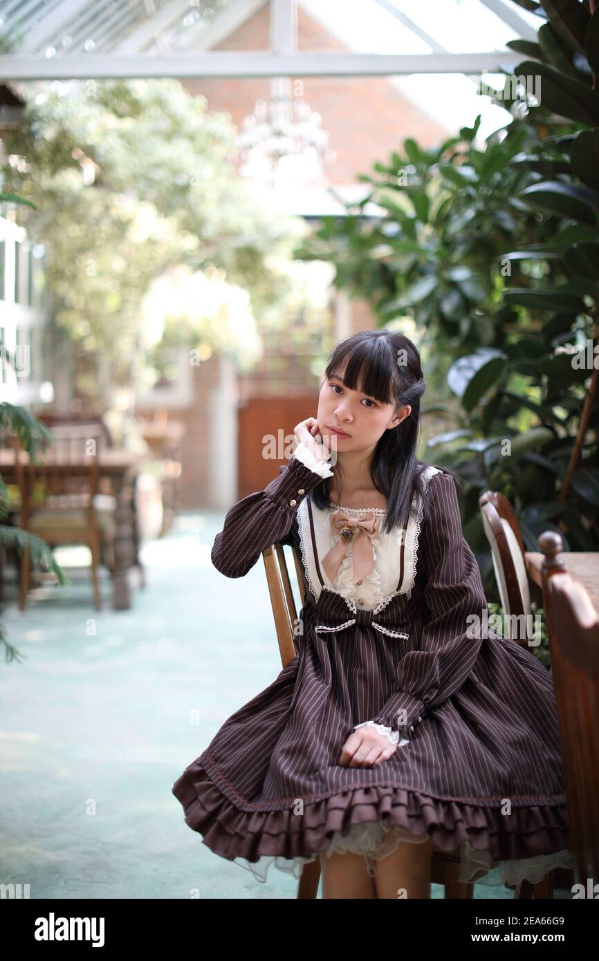 Portrait de fille asiatique avec fond de fleurs violettes Banque D'Images