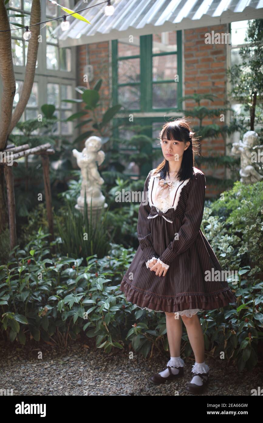 Portrait de fille asiatique avec fond de fleurs violettes Banque D'Images