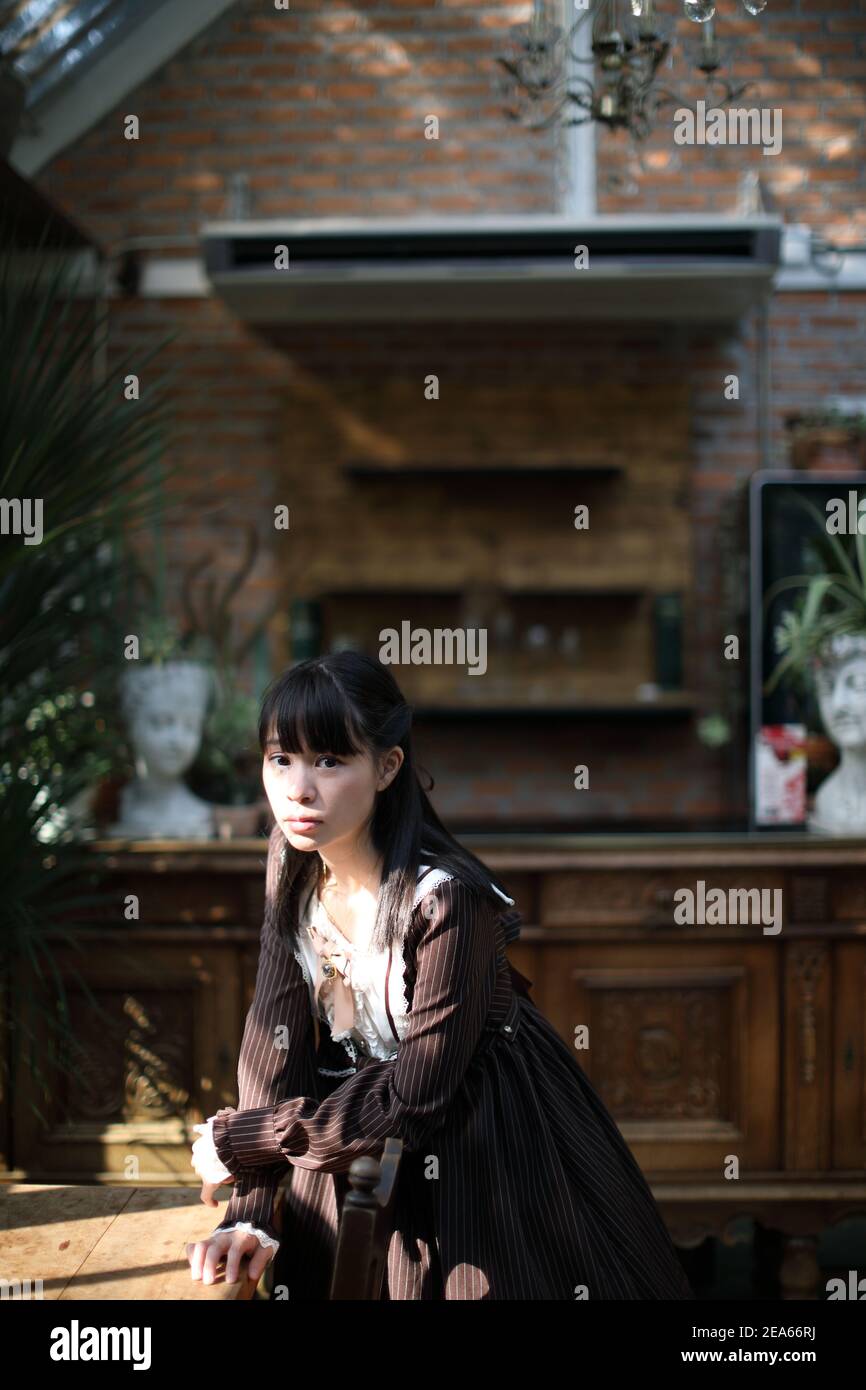 Portrait de fille asiatique avec fond de fleurs violettes Banque D'Images