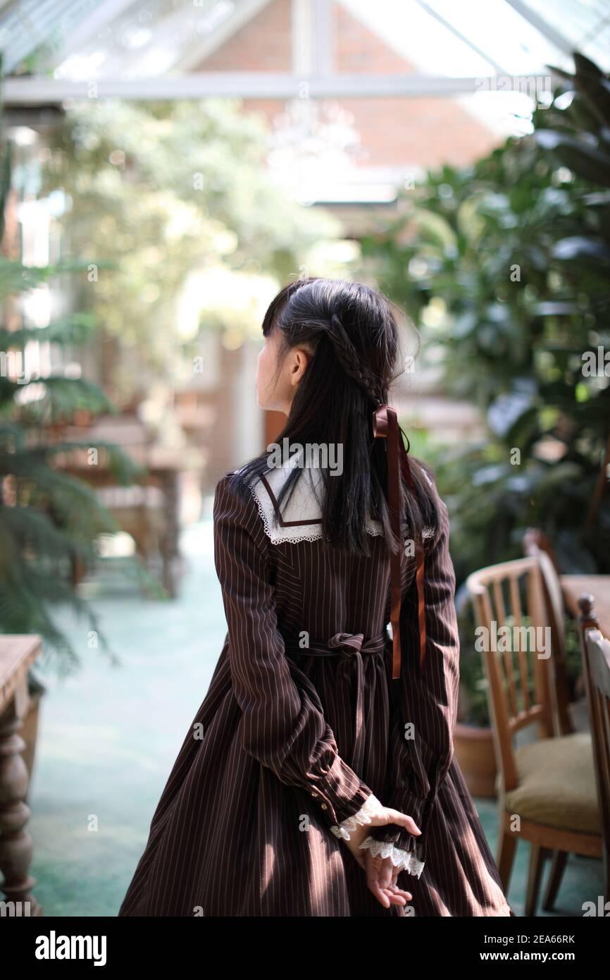 Portrait de fille asiatique avec fond de fleurs violettes Banque D'Images