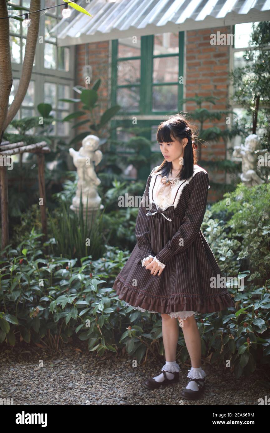 Portrait de fille asiatique avec fond de fleurs violettes Banque D'Images