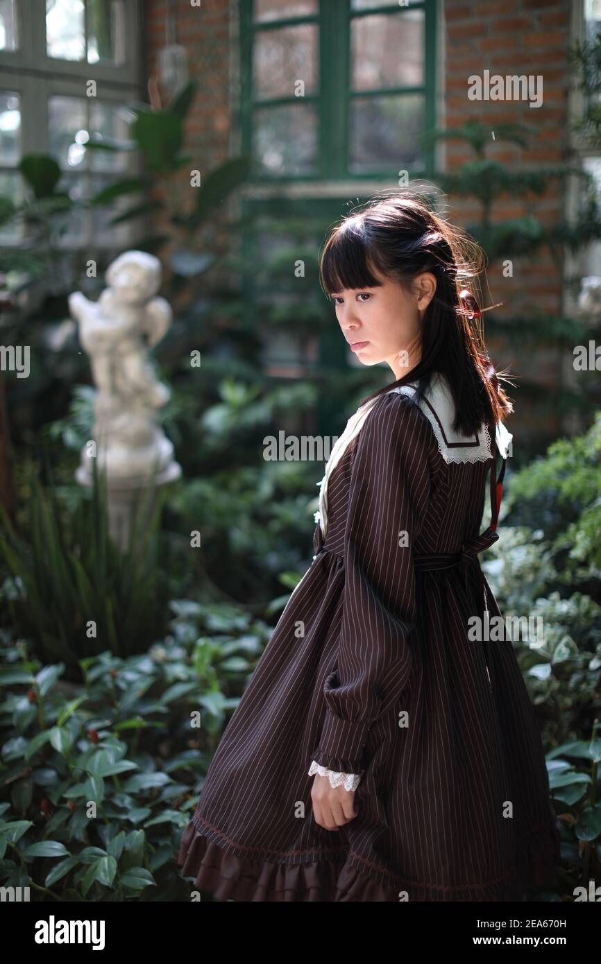 Portrait de fille asiatique avec fond de fleurs violettes Banque D'Images