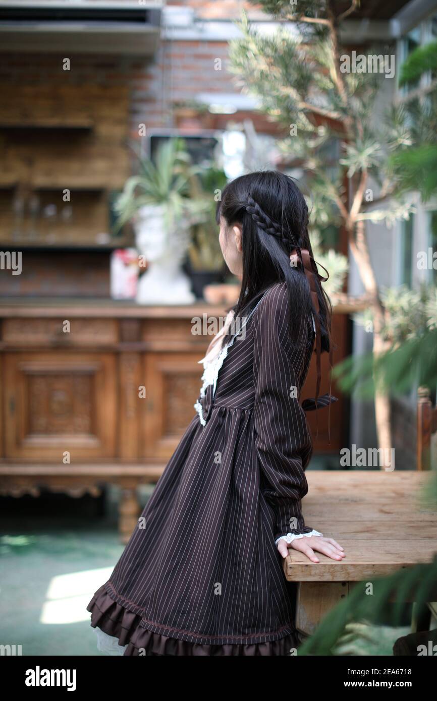 Portrait de fille asiatique avec fond de fleurs violettes Banque D'Images