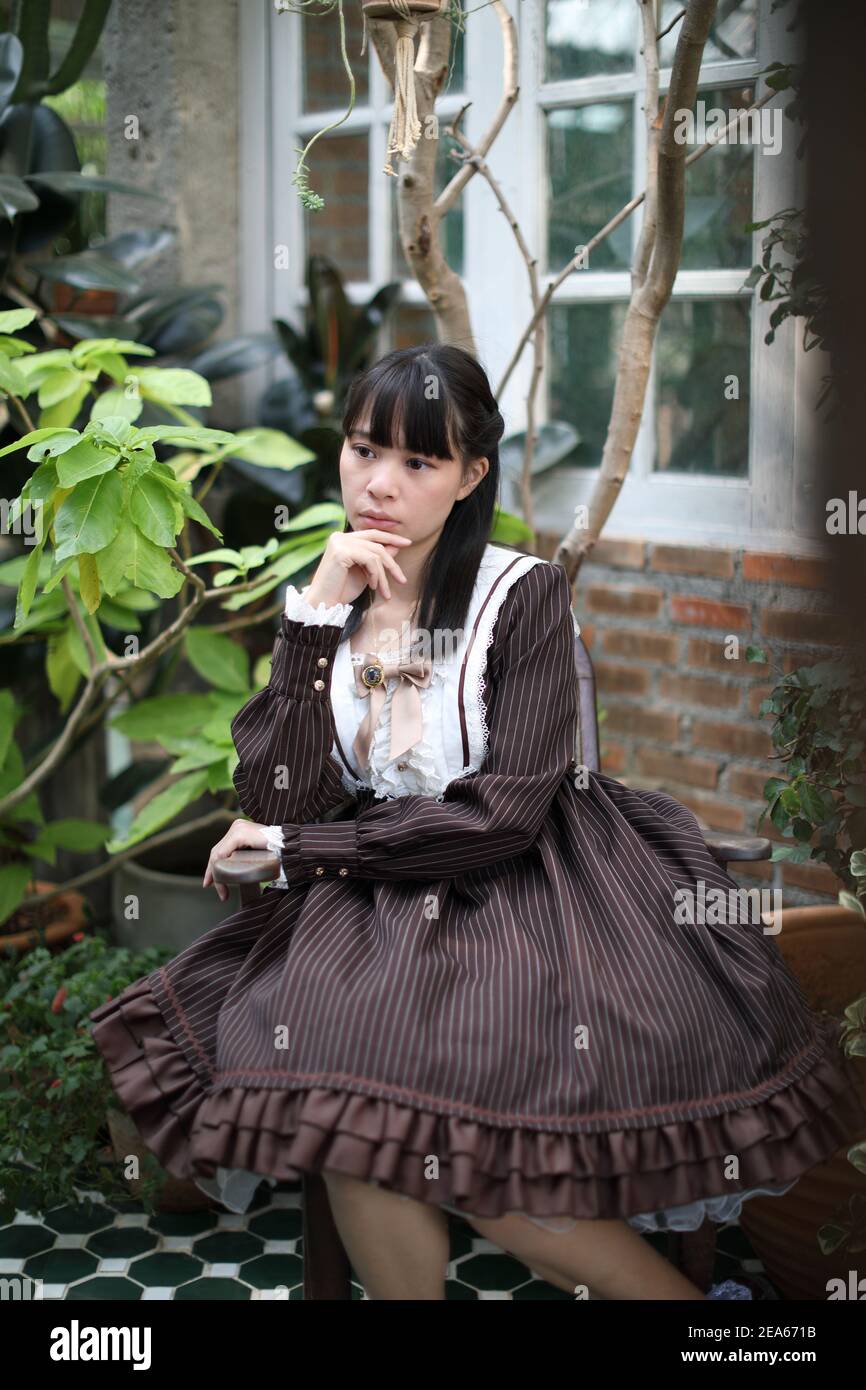 Portrait de fille asiatique avec fond de fleurs violettes Banque D'Images