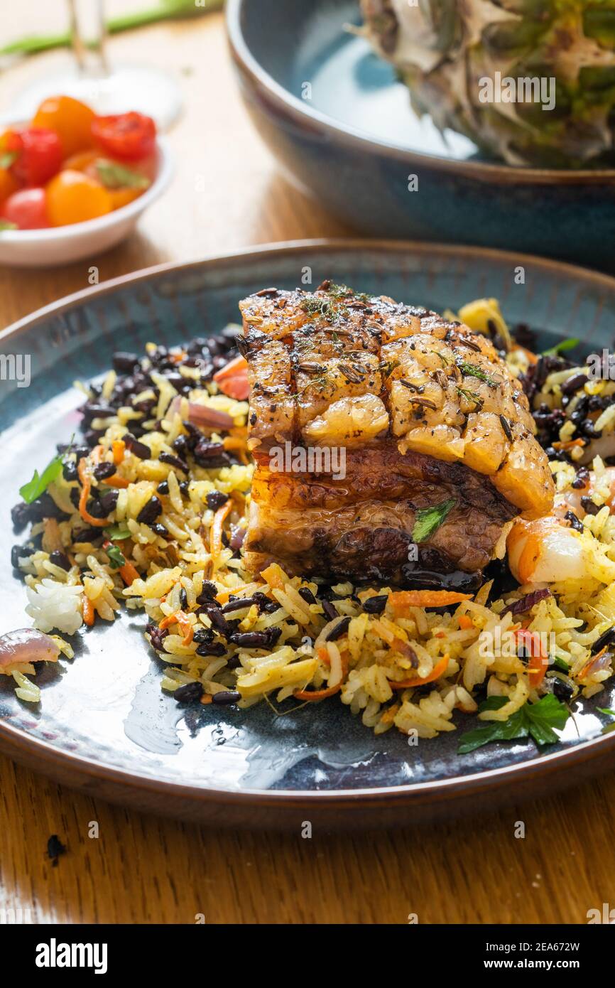 Viande de porc avec riz basmati sur une assiette Banque D'Images