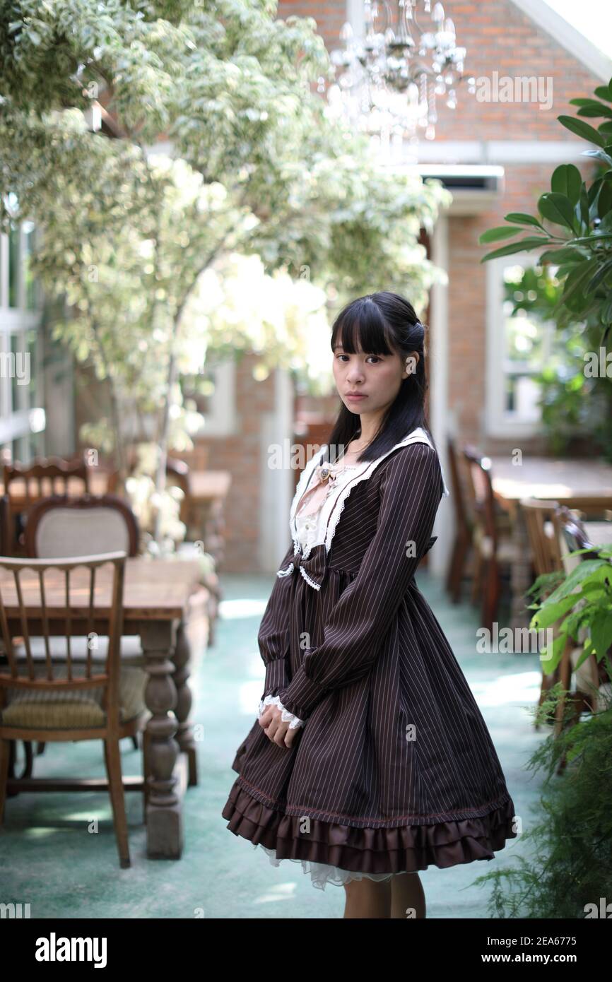 Portrait de fille asiatique avec fond de fleurs violettes Banque D'Images
