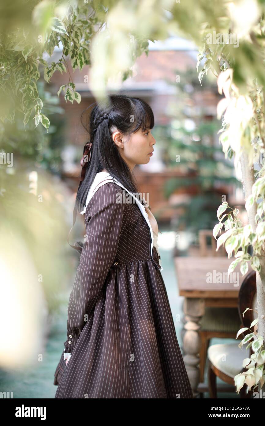 Portrait de fille asiatique avec fond de fleurs violettes Banque D'Images