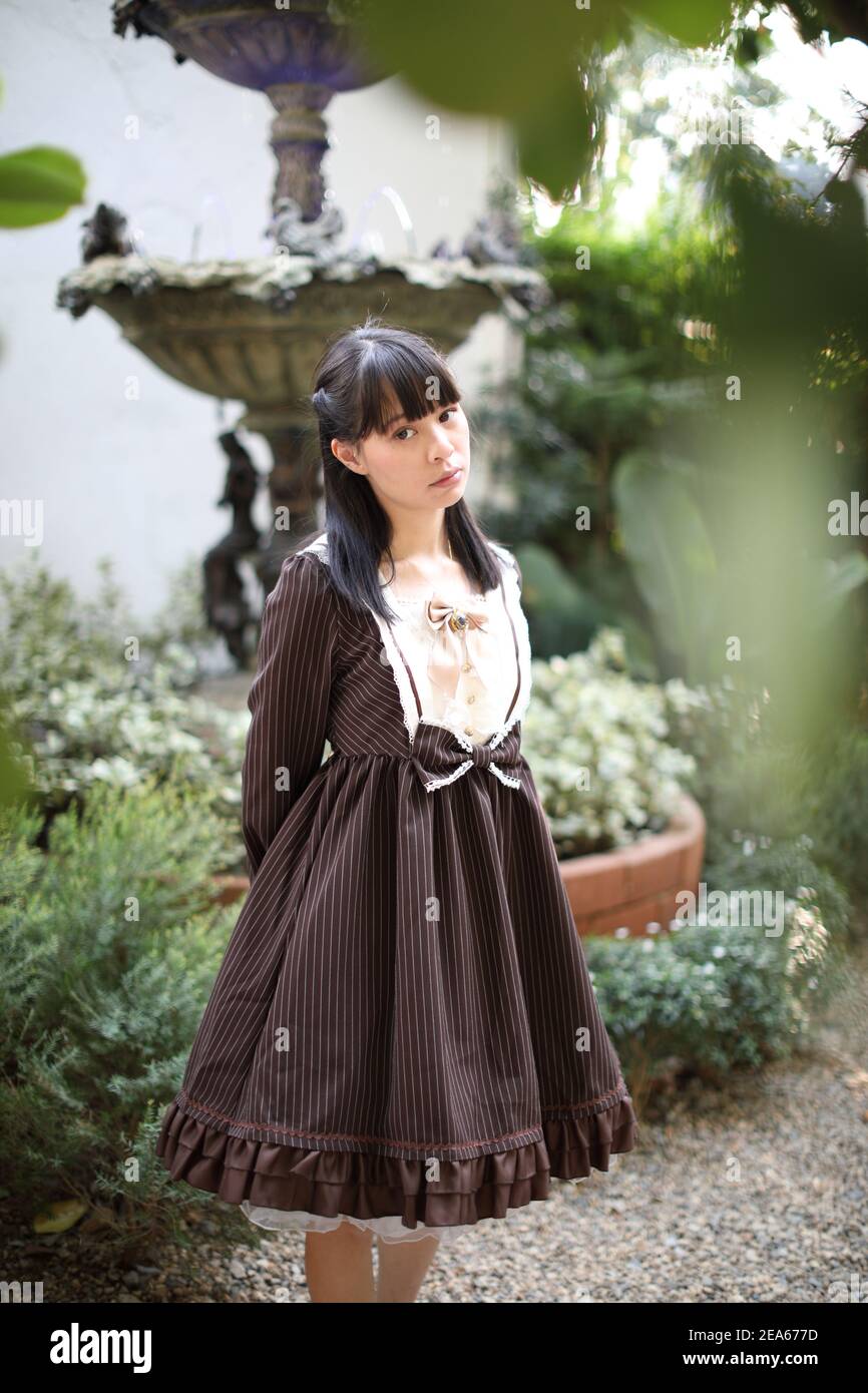 Portrait de fille asiatique avec fond de fleurs violettes Banque D'Images