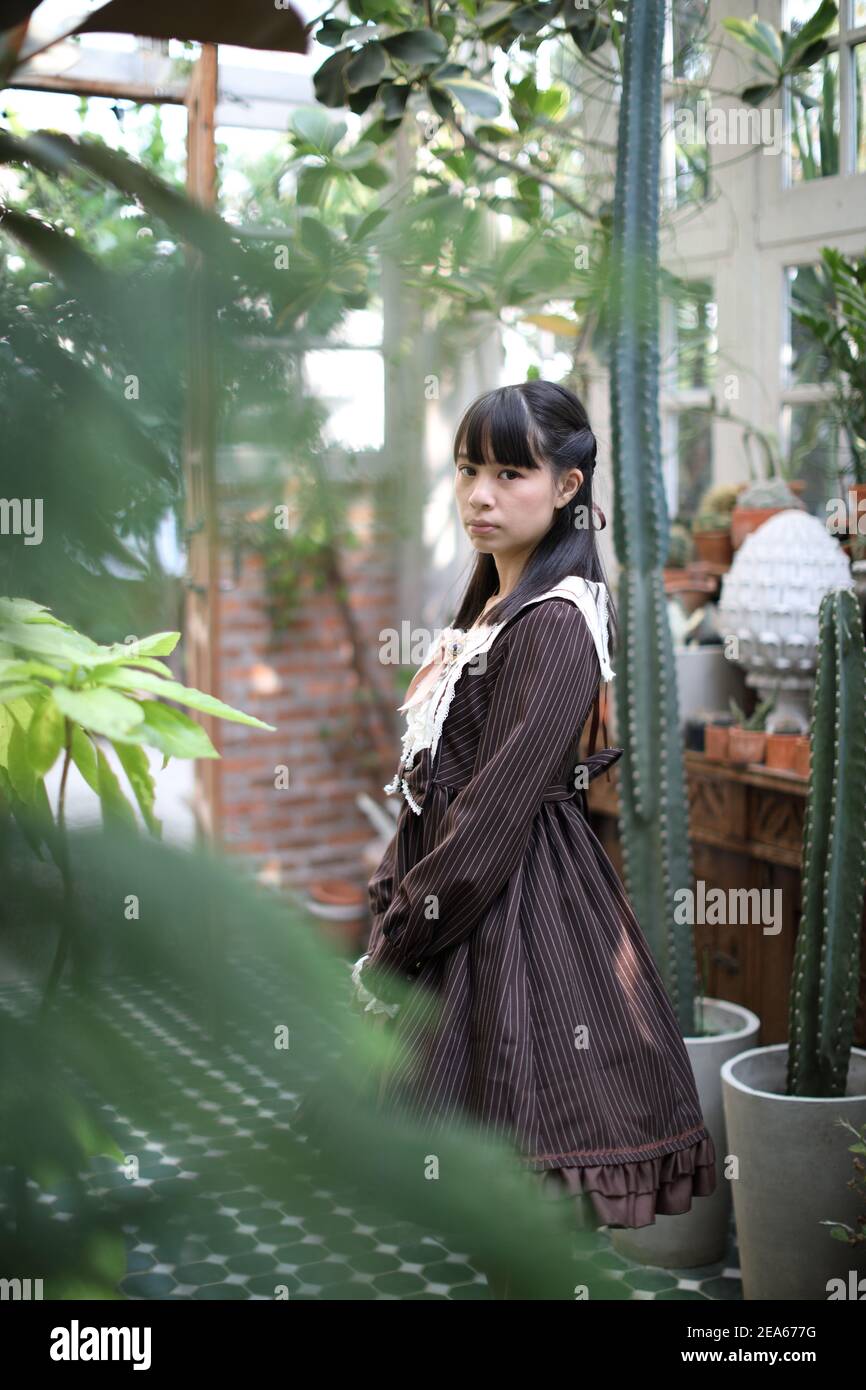 Portrait de fille asiatique avec fond de fleurs violettes Banque D'Images