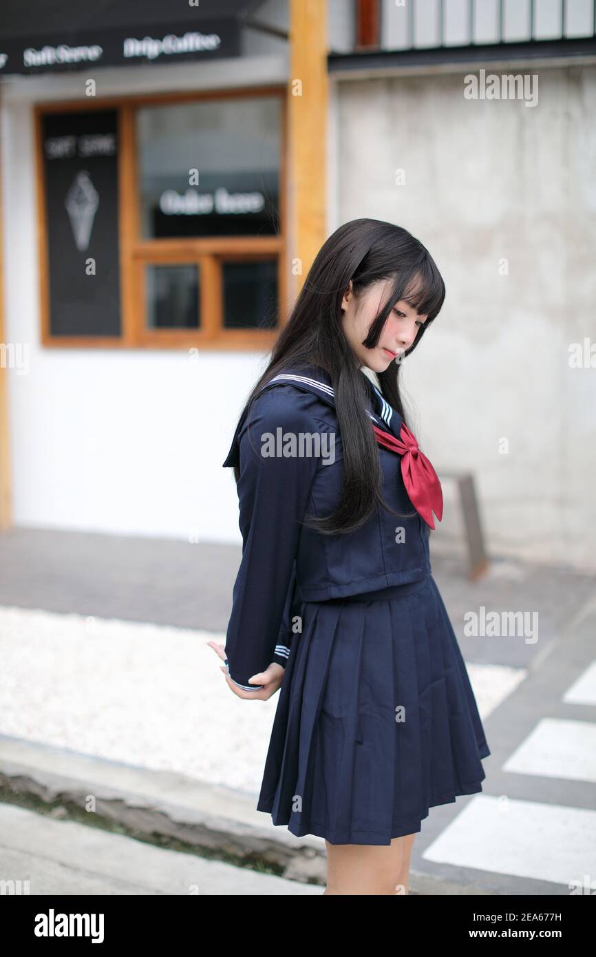 Portrait d'une fille d'école japonaise dans un magasin de glace du centre-ville Banque D'Images