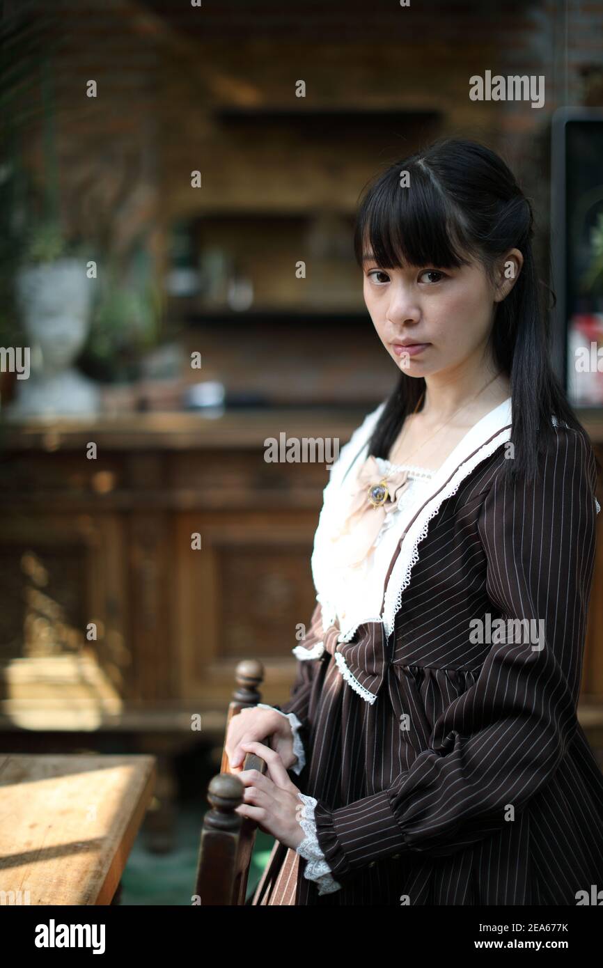 Portrait de fille asiatique avec fond de fleurs violettes Banque D'Images