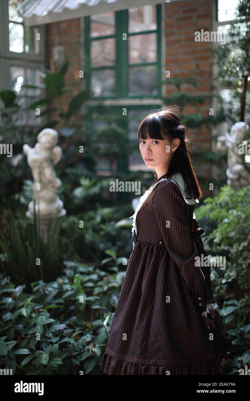 Portrait de fille asiatique avec fond de fleurs violettes Banque D'Images