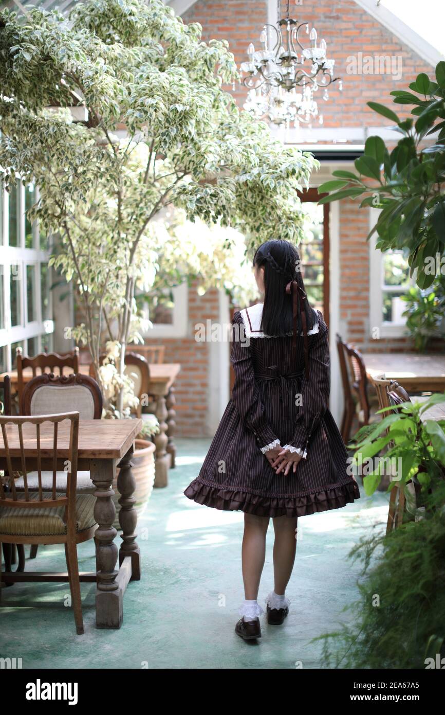 Portrait de fille asiatique avec fond de fleurs violettes Banque D'Images