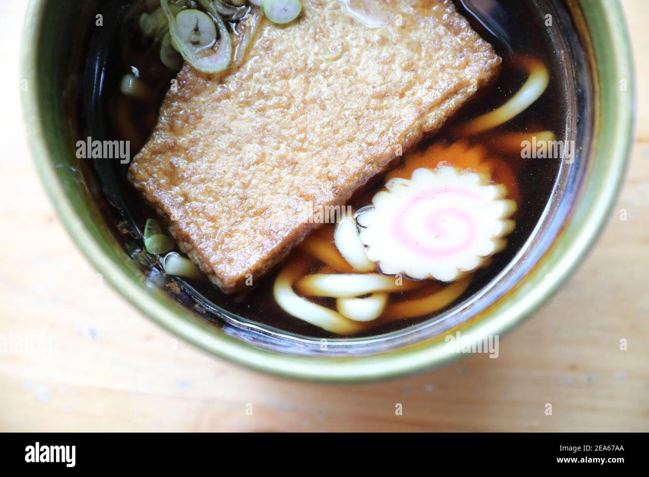 nouilles au udon de kitsune avec boule de poisson et tofu sur bois arrière-plan cuisine japonaise Banque D'Images
