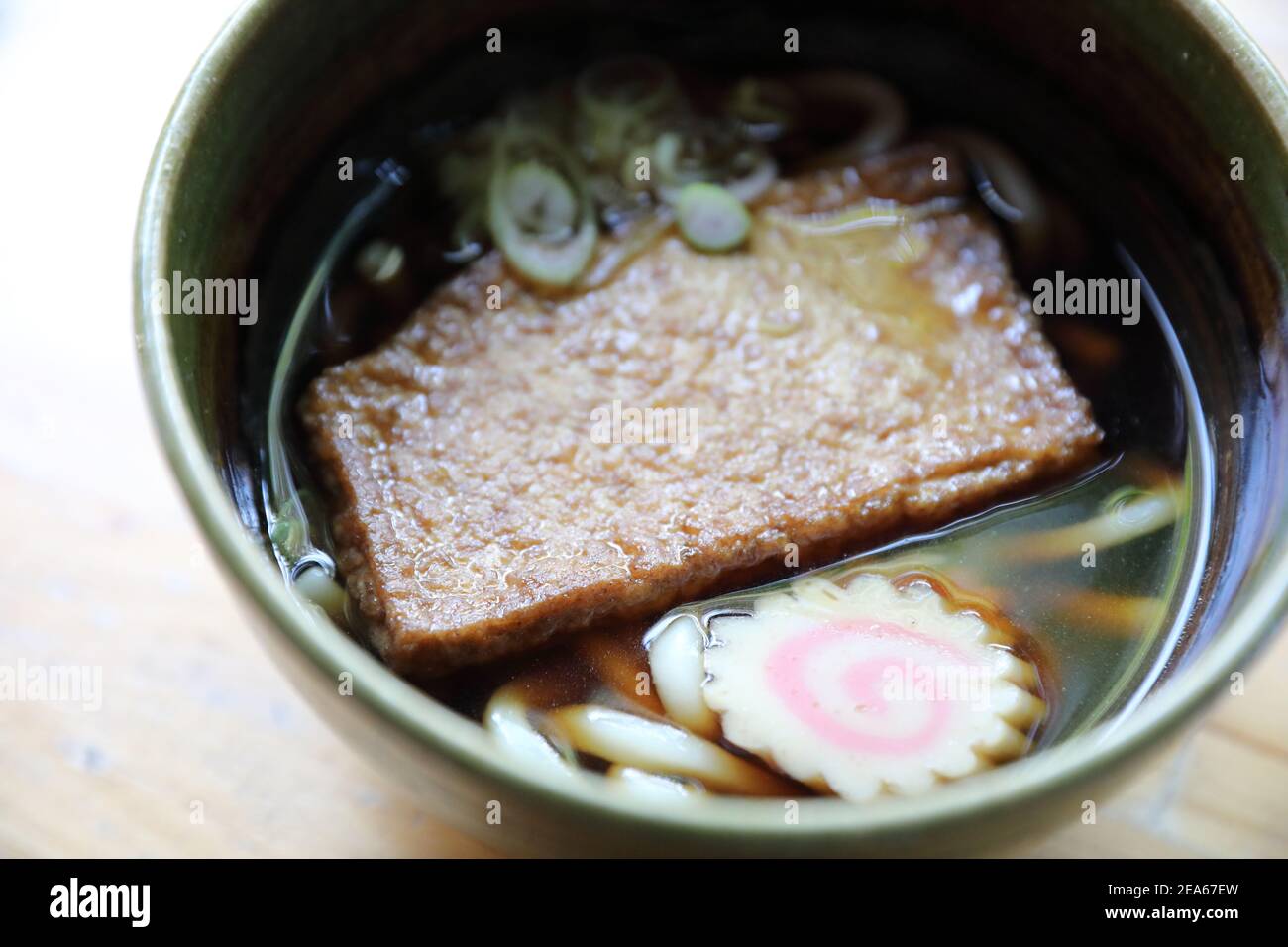 nouilles au udon de kitsune avec boule de poisson et tofu sur bois arrière-plan cuisine japonaise Banque D'Images