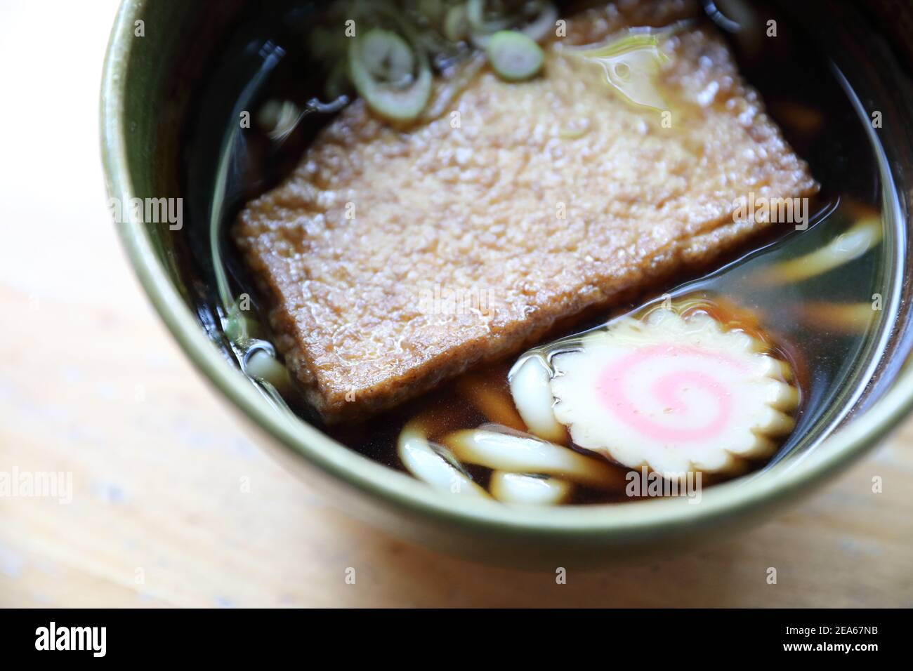 nouilles au udon de kitsune avec boule de poisson et tofu sur bois arrière-plan cuisine japonaise Banque D'Images