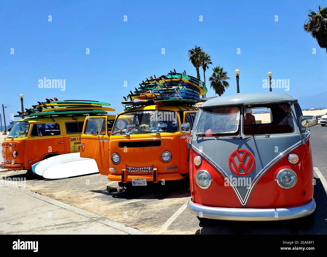 Bus classiques de volkswagon vintage sur la plage de santa monica pour le surf leçons en californie pour les habitants et les touristes Banque D'Images