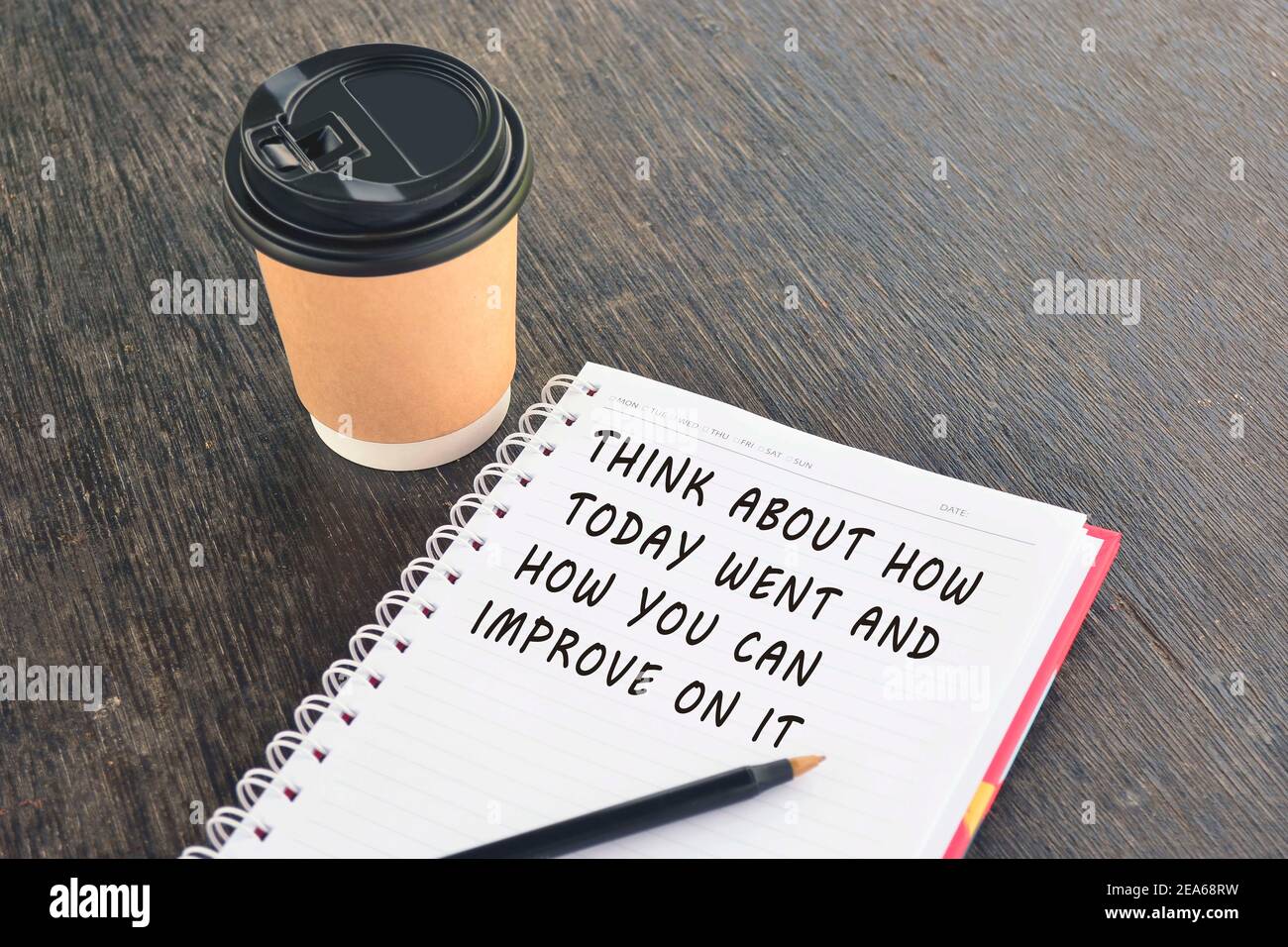Texte sur bloc-notes avec table jetable en bois de tasse à café Banque D'Images