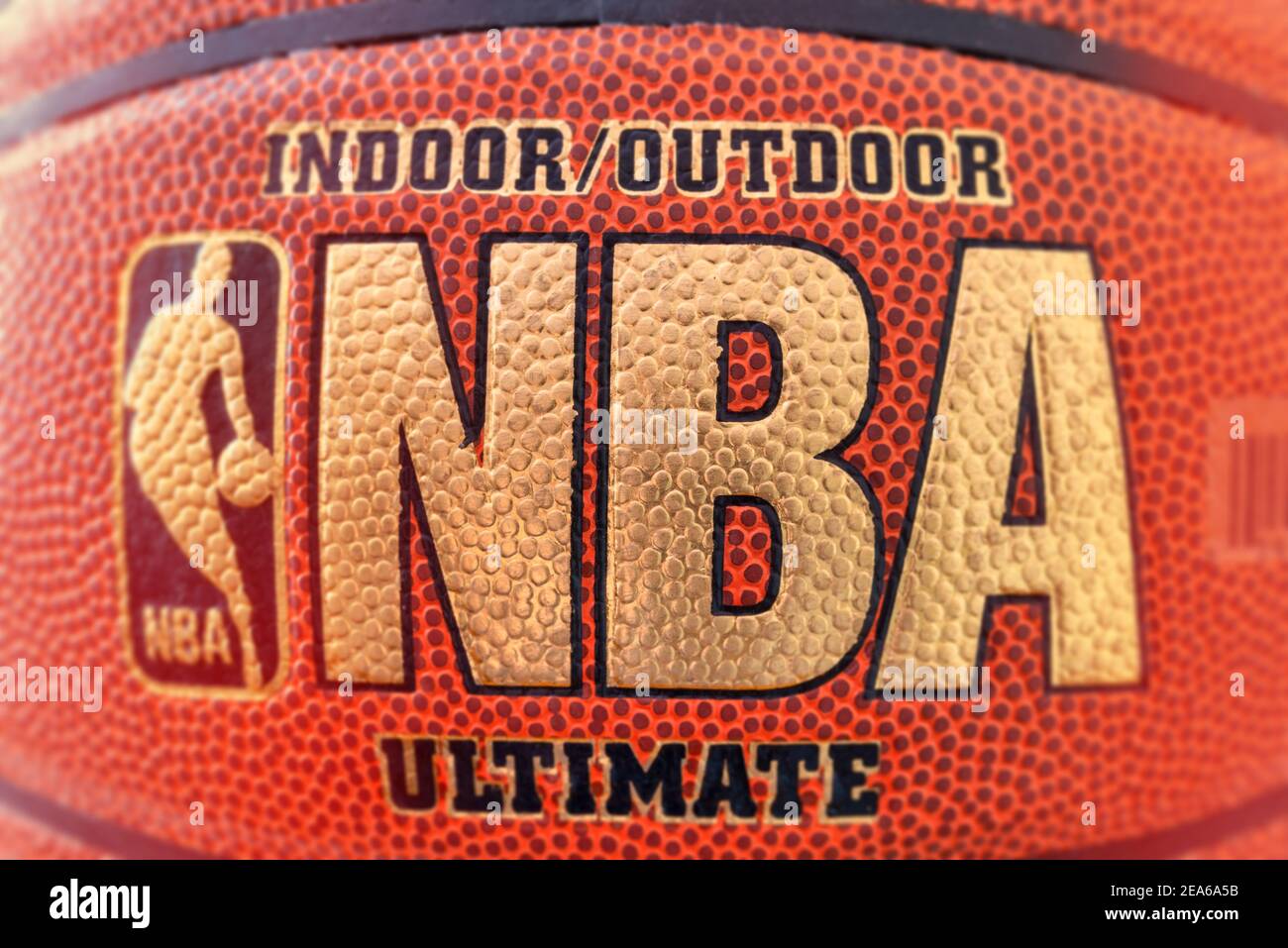Gros plan du logo NBA dans une balle de basket-ball Banque D'Images