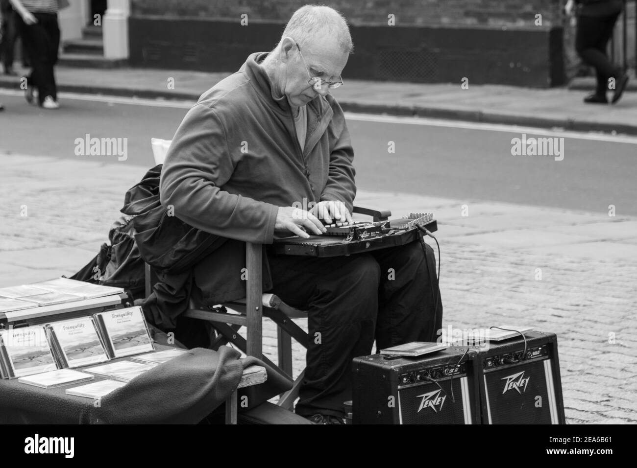 Un homme s'est assis derrière deux haut-parleurs à York, jouant une autoharpe. North Yorkshire, Angleterre, Royaume-Uni. Banque D'Images