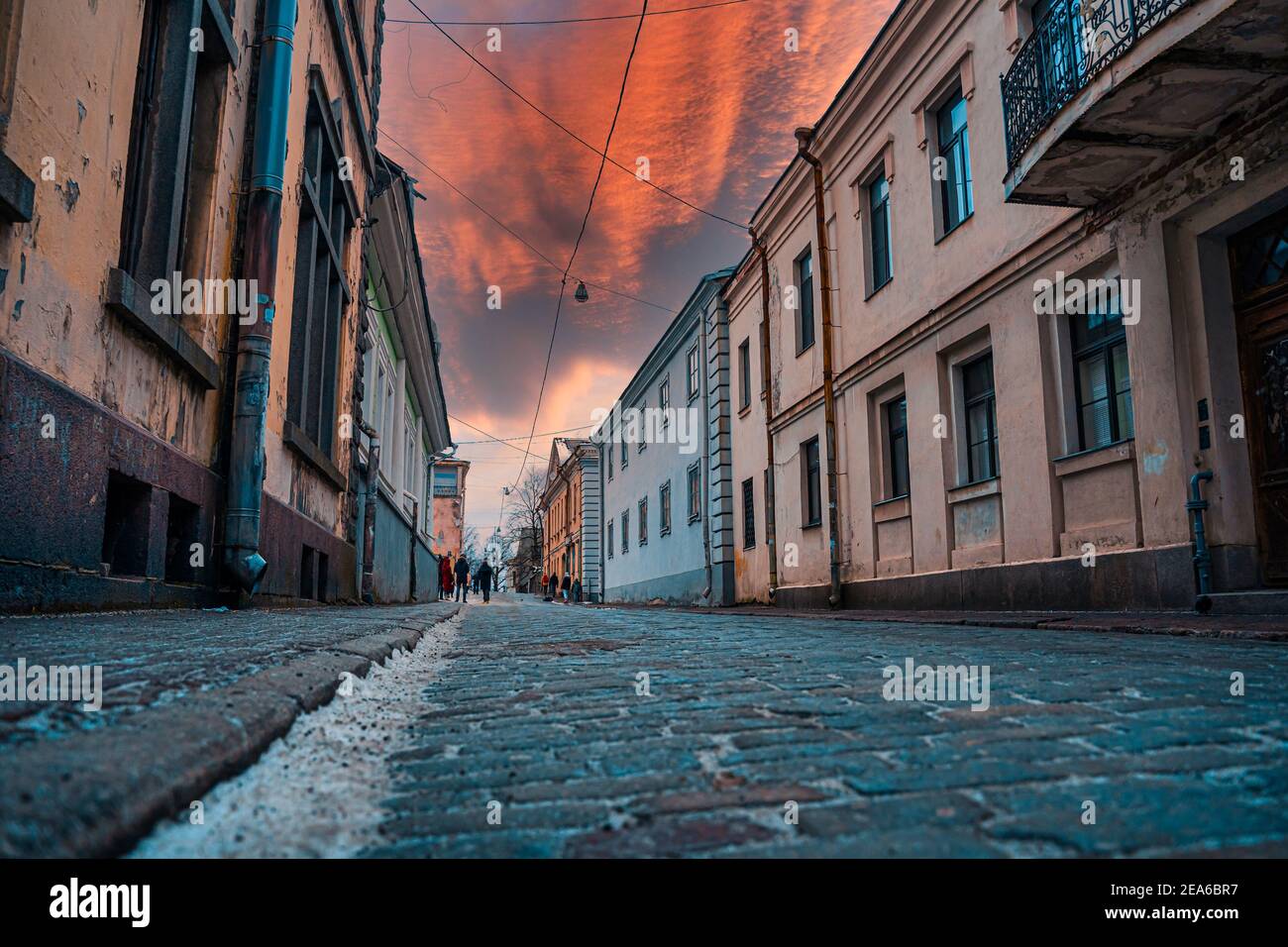 Chaussée pavée. Rue de la vieille ville de Vyborg. Vue sur le coucher du soleil. Banque D'Images