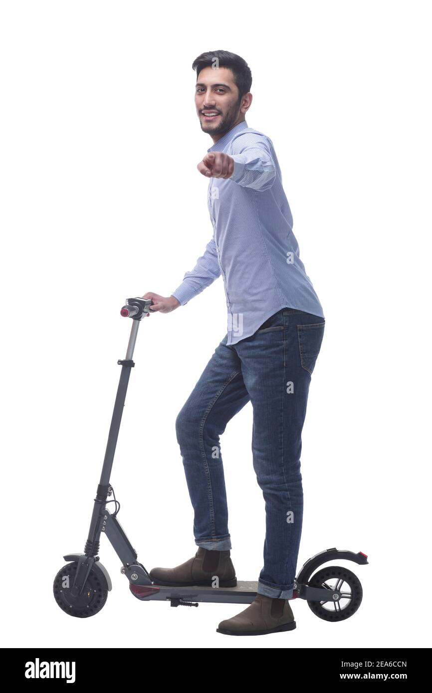 vue latérale. jeune homme attrayant avec un scooter électrique. Banque D'Images