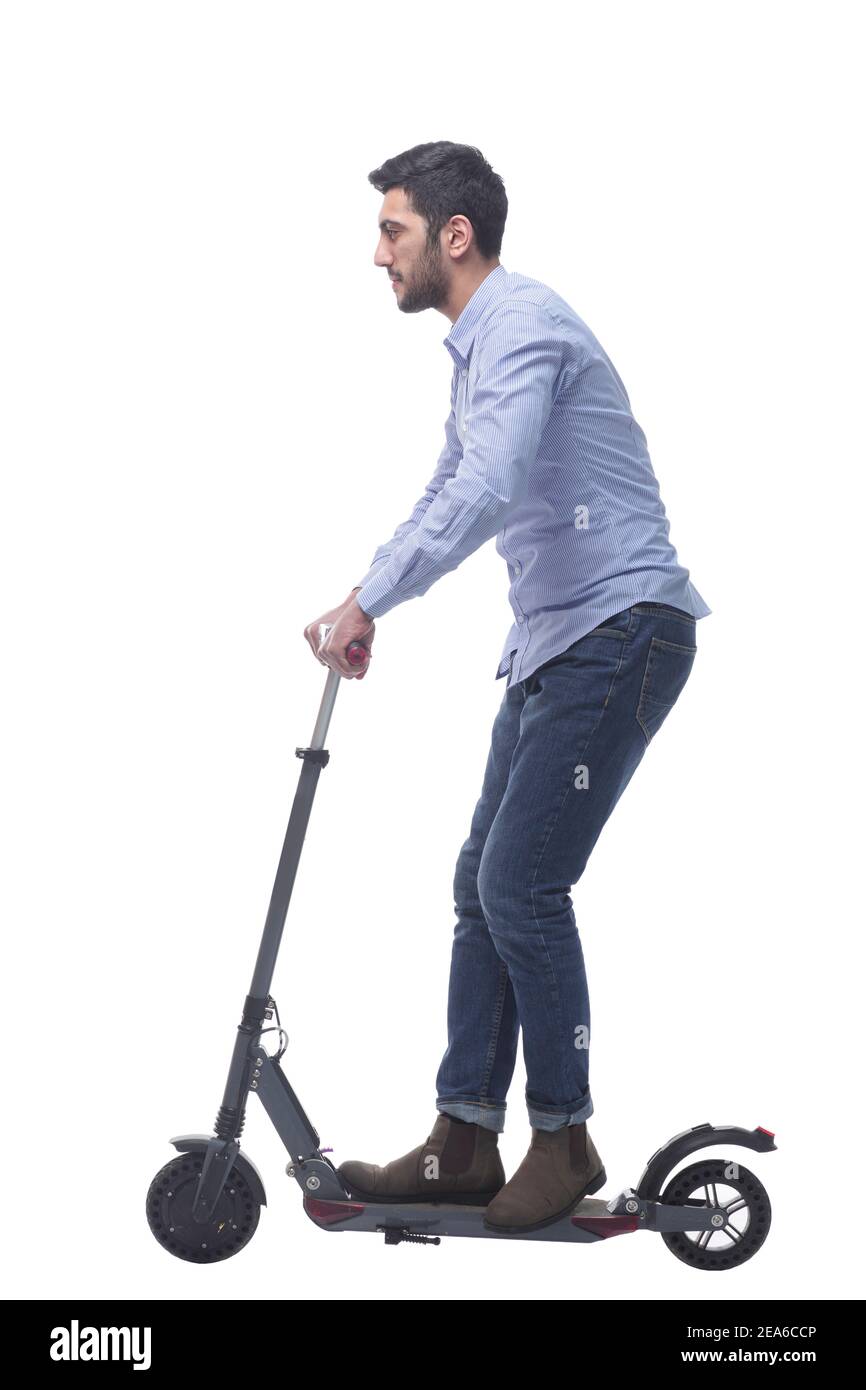 vue latérale. jeune homme attrayant avec un scooter électrique. Banque D'Images