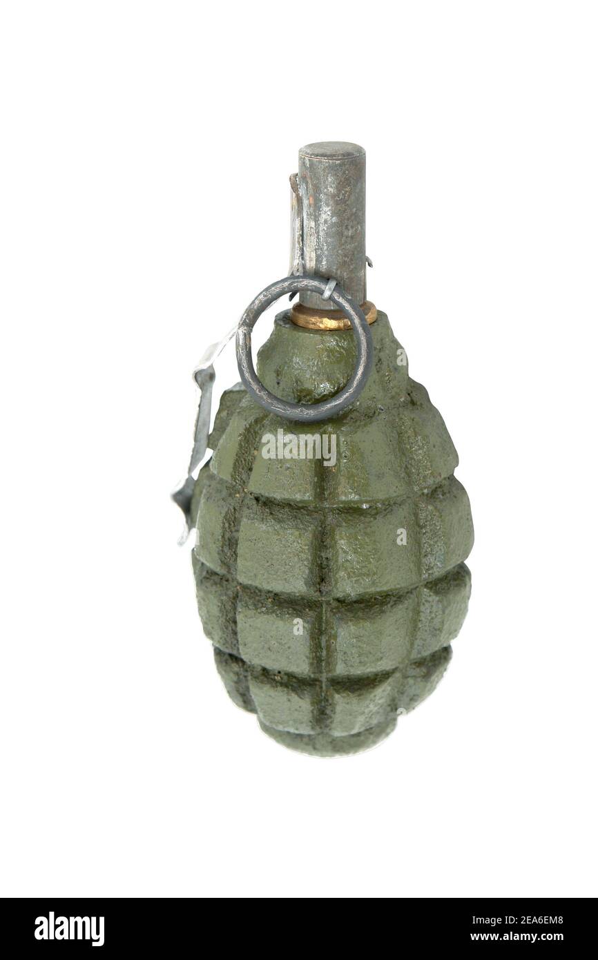 Grenades à main soviétiques (argot - ananas) isolées sur fond blanc. Fragmentation de la grenade manuelle, très efficace utilisé pendant le second monde W. Banque D'Images