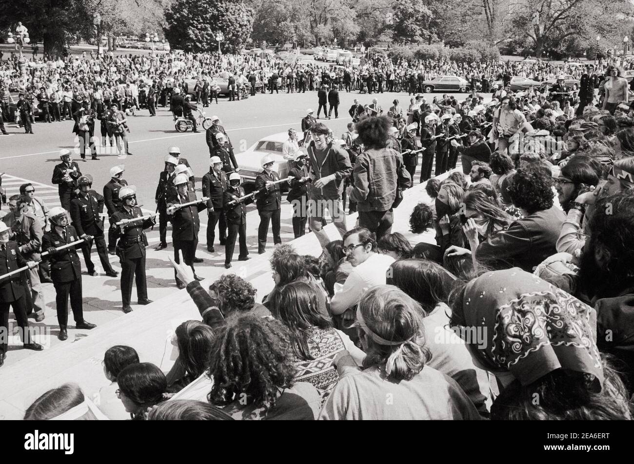Photo d'époque des manifestants. Les employés du gouvernement à Lafayette Park et les hippies au Capitole. ÉTATS-UNIS. 5 mai 1971 Banque D'Images