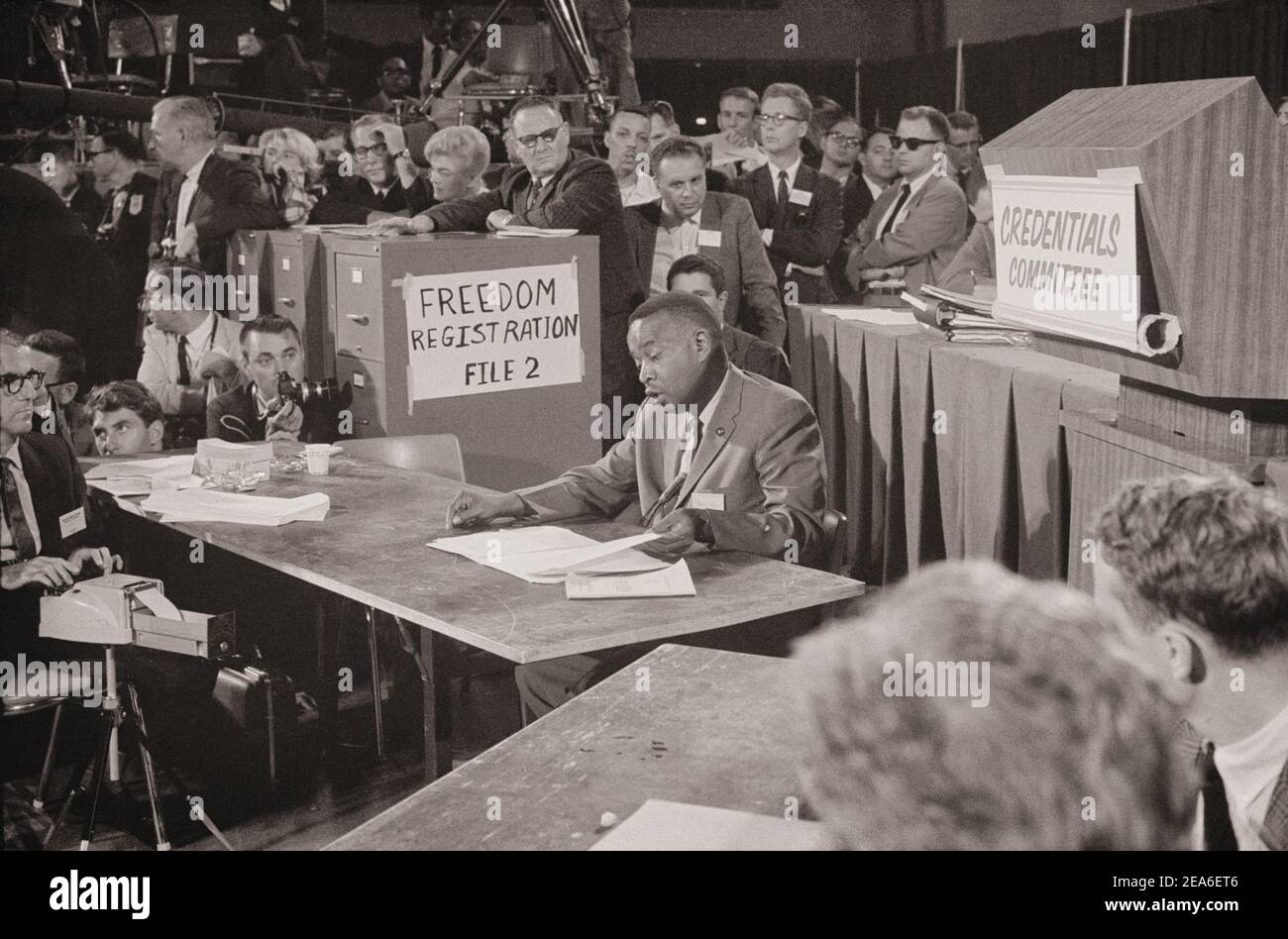 Aaron Henry, président de la délégation du Parti démocratique de la liberté du Mississippi, s'exprime devant la Commission de vérification des pouvoirs du Congrès national démocratique Banque D'Images