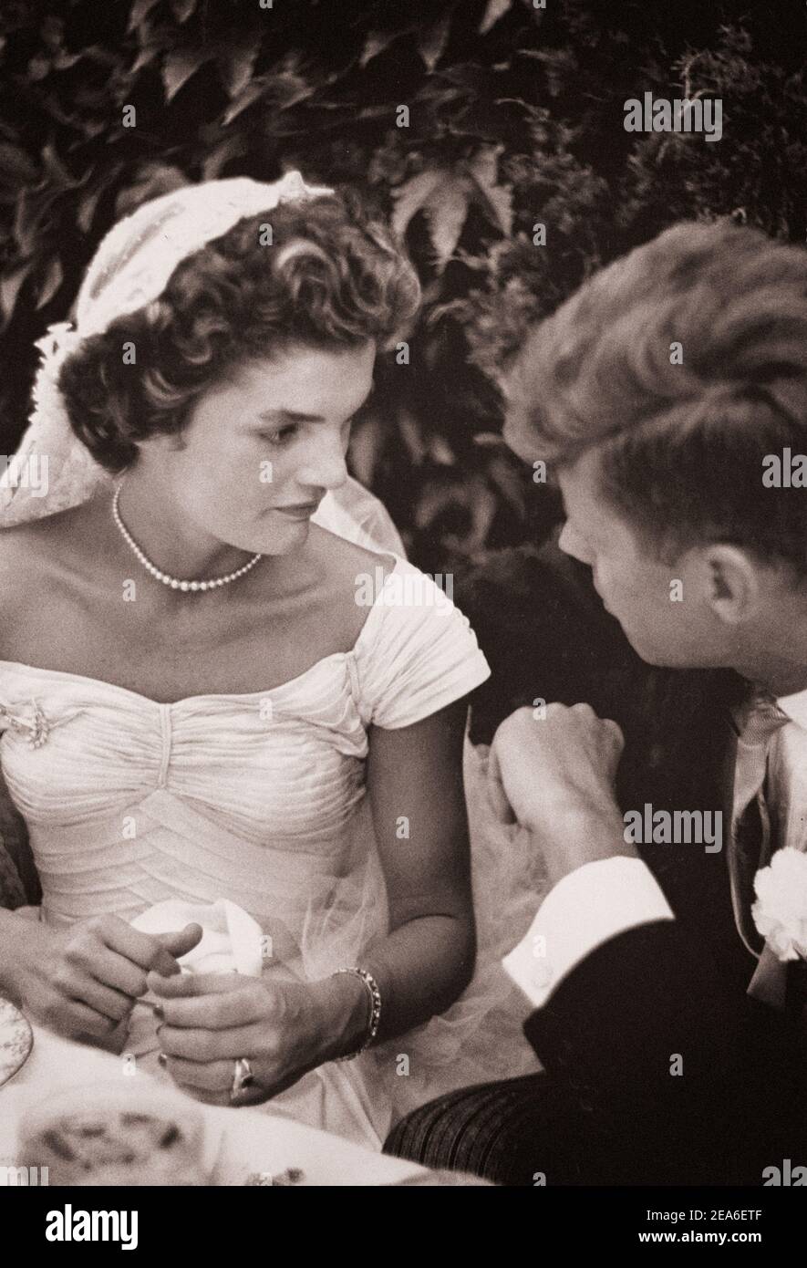 Jacqueline Bouvier Kennedy et John Kennedy parlent à leur réception de mariage, le 12 septembre 1953, Newport, Rhode Island Banque D'Images