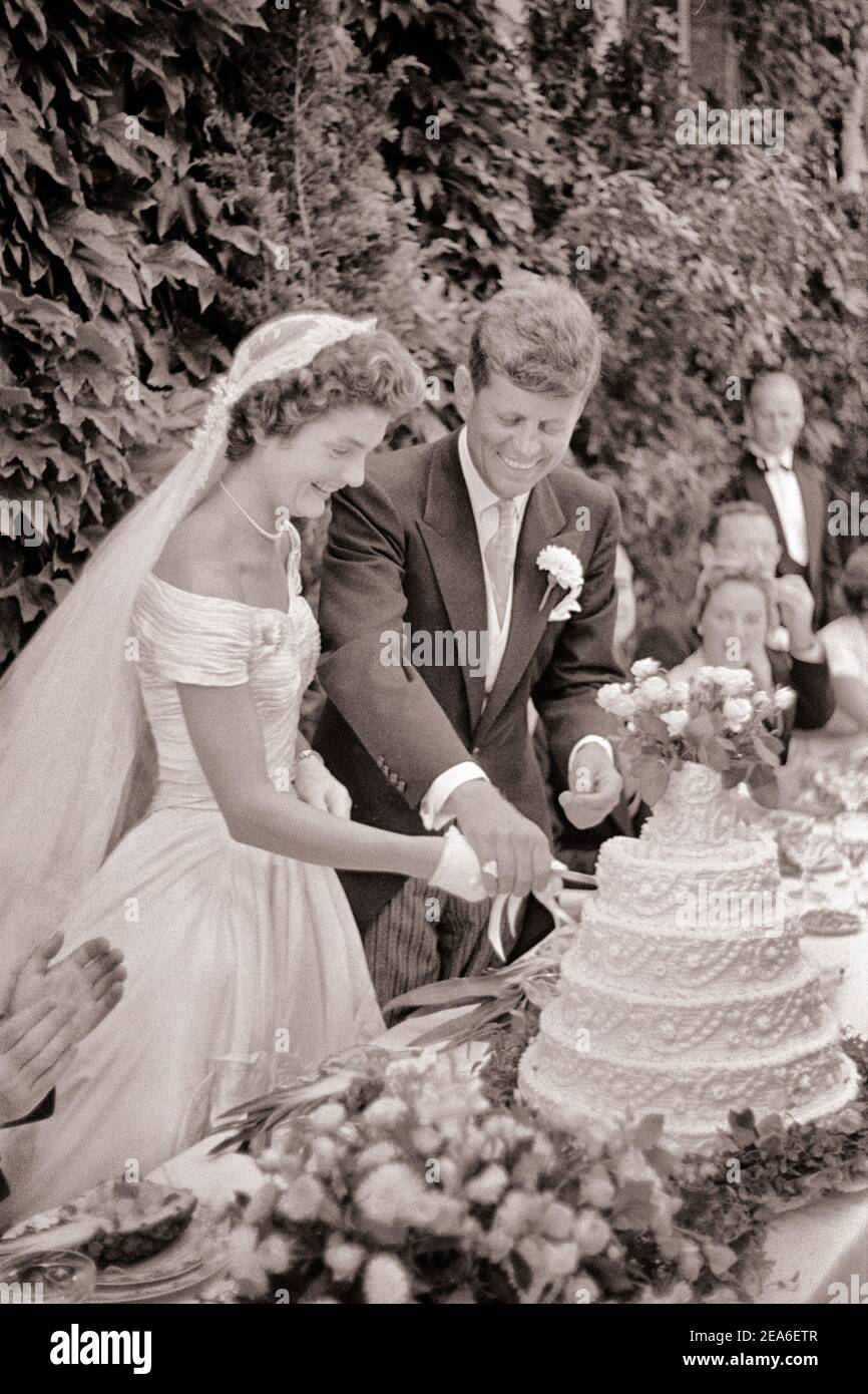 Jackie Bouvier Kennedy et John F. Kennedy coupent le gâteau à leur mariage, 12 septembre 1953, Newport, Rhode Island Banque D'Images