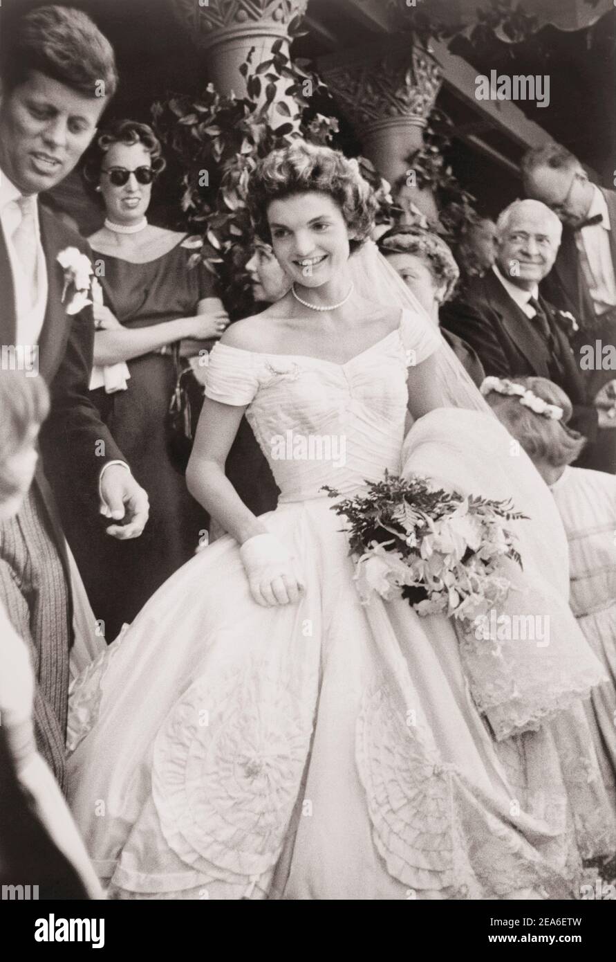 Jacqueline Bouvier le jour de son mariage, avec Jack Kennedy à gauche légèrement hors du cadre. 12 septembre 1953, Newport, Rhode Island Banque D'Images