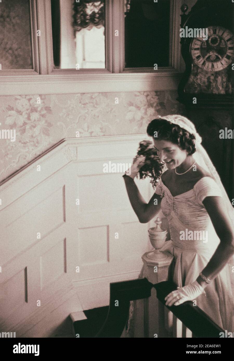 Photo d'époque du mariage Kennedy. Jackie lancer le bouquet. 12 septembre 1953, Newport, Rhode Island Banque D'Images