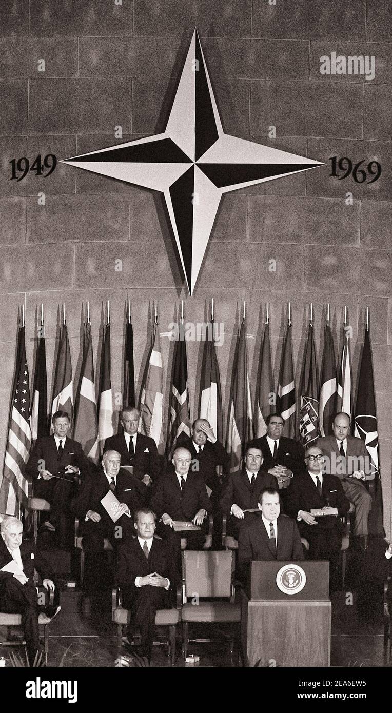 Le Président Richard Nixon s'adresse au public lors de la réunion du 20e anniversaire de l'OTAN, Auditorium interministériel du Département d'État, Washington, D.C., États-Unis. Banque D'Images